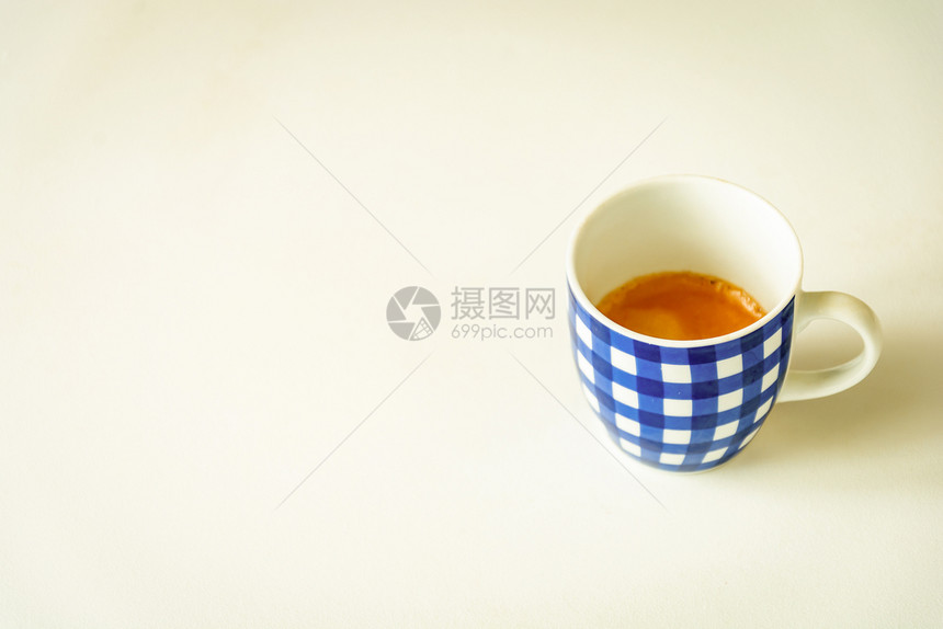 饮料茶点一杯咖啡蓝色条纹与白背景隔绝的咖啡马克杯图片