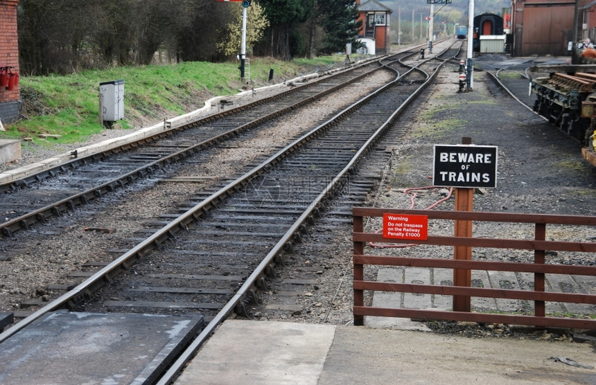 工业的古董在联合王国Gloucestershire的Winchcombe古老火车站请注意旧牌安全图片