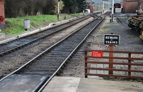 火车站牌工业的古董在联合王国Gloucestershire的Winchcombe古老火车站请注意旧牌安全背景