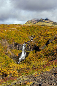 史克卡瀑布风景优美冰岛的斯瓦尔蒂弗由黑色玄武岩熔六角柱环绕的戏剧瀑布峡谷国民背景