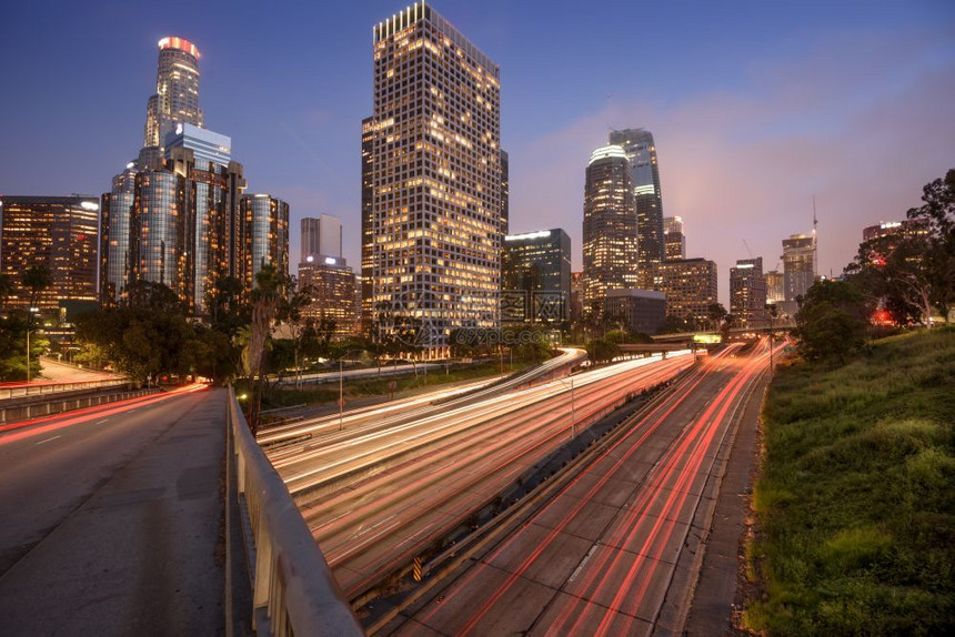 黑暗的天空洛杉矶市中心晚上有车交通灯路迹办公室图片
