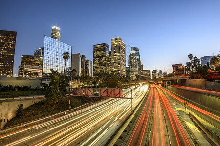洛斯城市景观杉矶中心晚上有灯光小路车图片