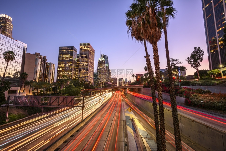 现代的洛杉矶市中心晚上有灯光小路口地标图片