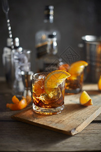 美味的酒精饮料老式鸡尾酒加橙色切片调学老式的美国人图片