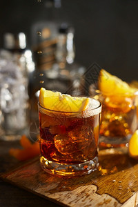 液体美味的酒精饮料老式鸡尾酒加橙色切片桌子糖浆图片