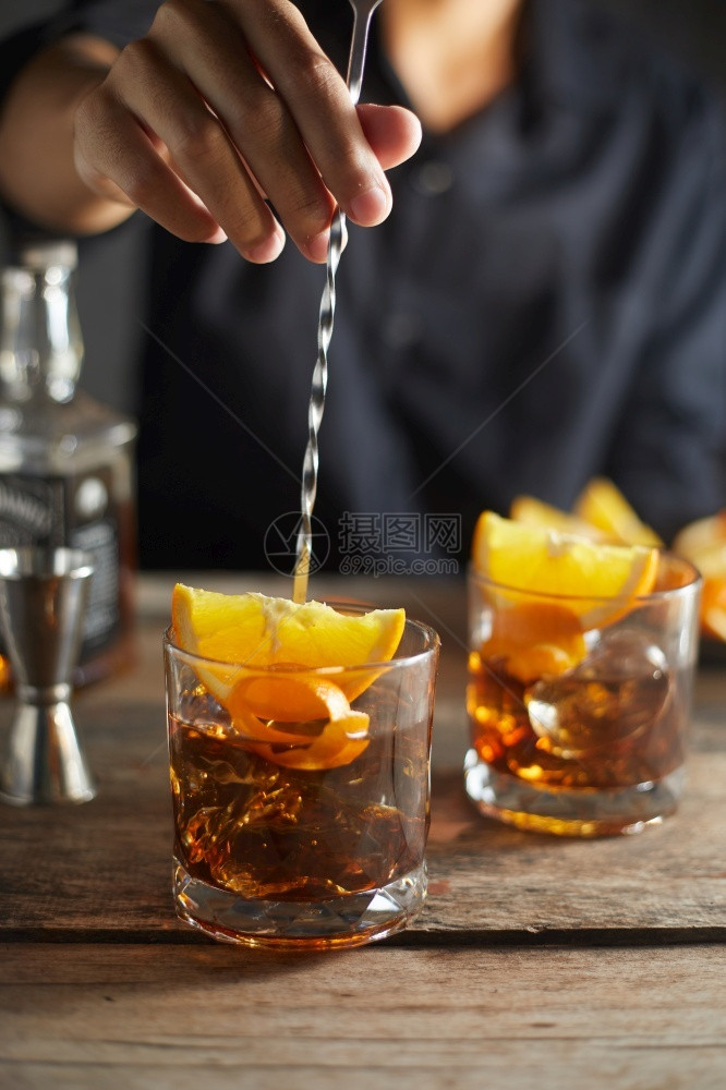 玻璃威士忌酒冰美味的精饮料老式鸡尾酒加橙色切片图片