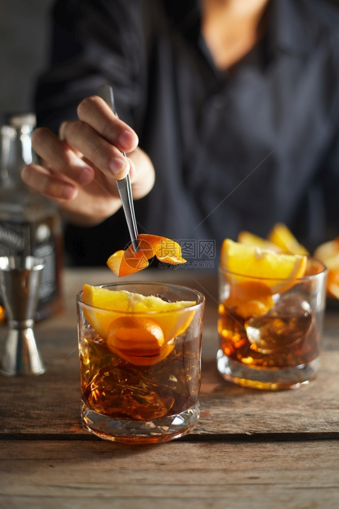 老式的糖浆可选择美味酒精饮料老式鸡尾酒加橙色切片图片