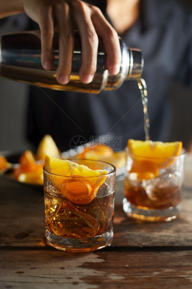 樱桃美国人味的酒精饮料老式鸡尾酒加橙色切片柑橘图片