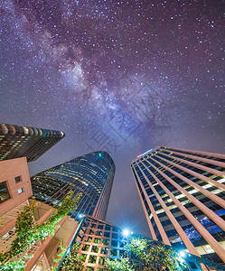 旧金山的摩天大厦在星夜向天空看太平洋飞水的图片