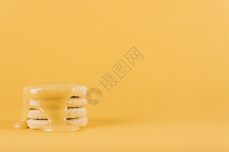比斯科蒂美食含柠檬卷黄背景的堆叠曲奇饼圆形的桌子背景