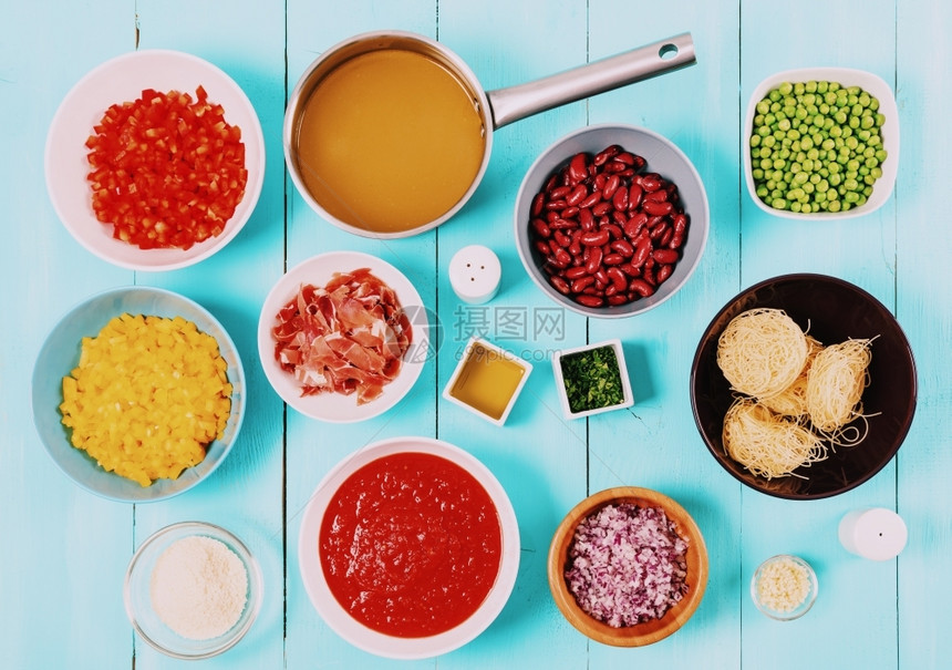 红和黄卡普洋葱培根蔬菜库存番茄酱豆和类以及用于矿泉汤食谱的VermicelliPasta食品成分豌豆生的熏肉图片