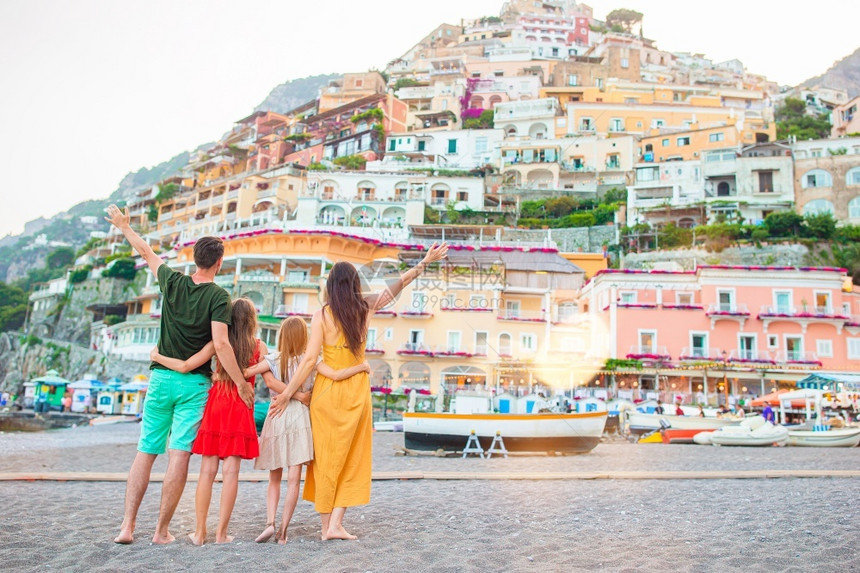 自由夏天在意大利阿马尔菲海岸度假的著名波西塔诺村意大利阿马尔菲海岸Amalfi海岸背景上的波西塔诺村意大利暑假女青年村庄图片