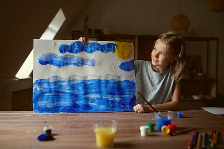画架刷子人们小孩展示她的绘画孩子在艺术学校的习班上年轻画家愉快爱好乐童年发展创意小男孩示她的绘画孩子在讲习班上背景图片