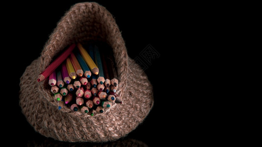 针织篮中的彩色铅笔背景图片