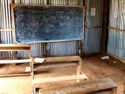 条件肯尼亚达布索马里移民营地的非洲教室Dadab苦难摇欲坠图片