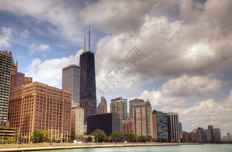 外部的芝加哥市中心IL从密歇根湖岸看到在阳光明媚的日子结构体区图片