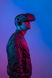 男生使用创新VR虚拟现实眼镜图片