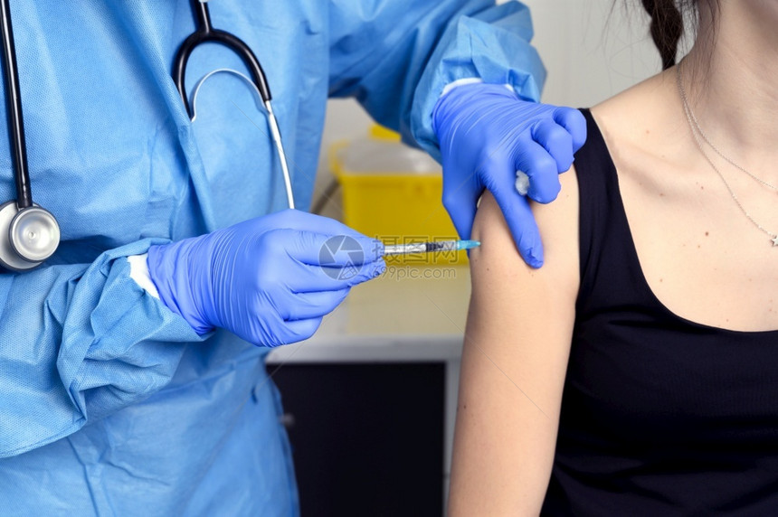 流行病注射年轻女接种疫苗的特写冠状概念高质量照片年轻女接种疫苗的特写冠状概念关心图片