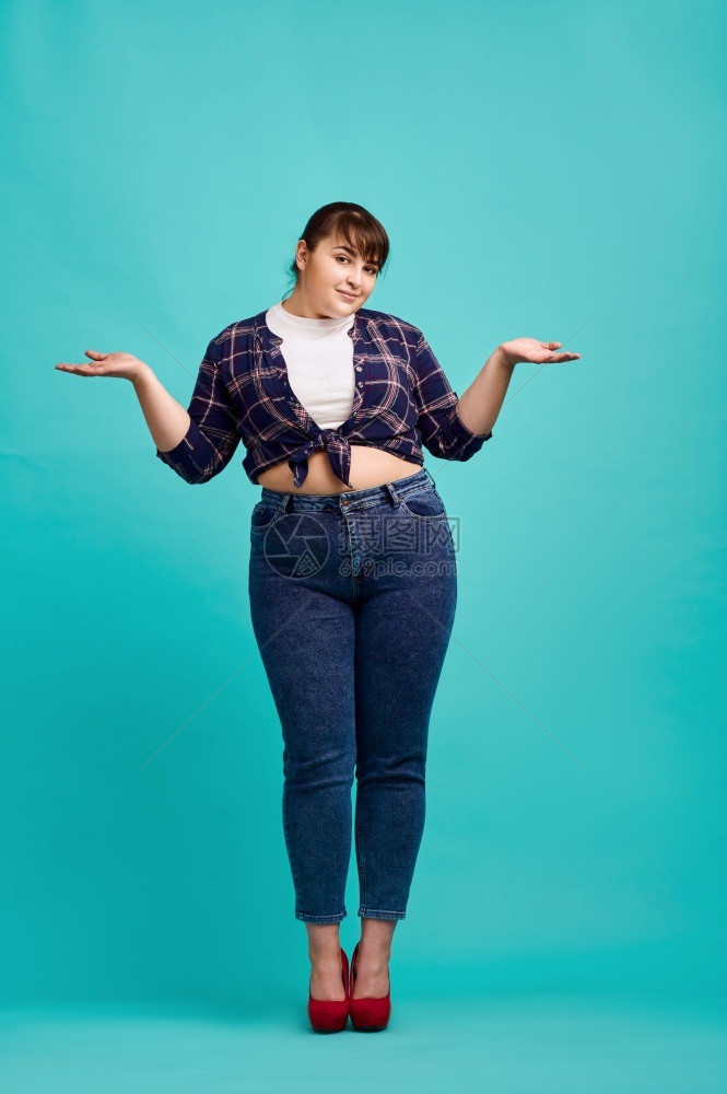 漂亮的积极肖像工作室里可爱的超重女身体积极蓝色背景肥胖斗争快乐的女没有复合物图片