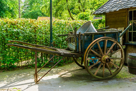 木制的车皮旧怀农业设备古老的历史运输工具传统图片