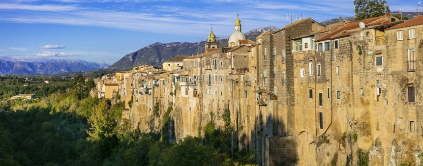 风景优美意大利语旅游Santagatadecacki意大利坎帕尼亚地区岩石上的村庄图片