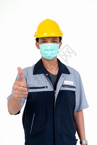 男工人佩戴头盔和口罩点赞形象图片