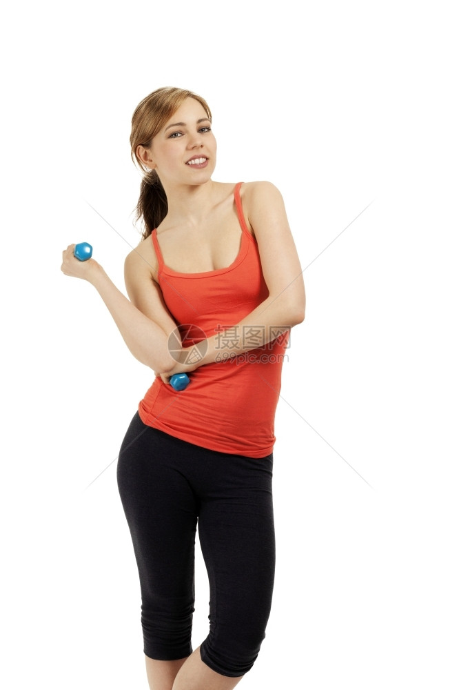 锻炼微笑着的健身女人与年轻的哑铃有自信的笑着健身女人白色背景的哑铃起重有氧运动图片