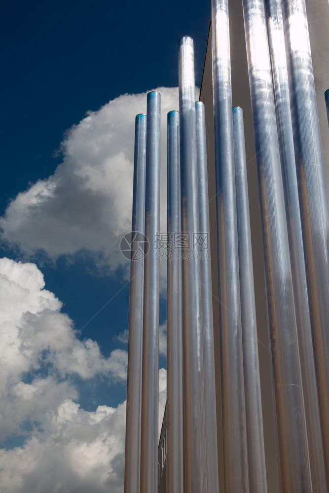 背景中的钢铁金属管和蓝天空现代建筑设计主题现代建筑设计未来派旅游公平的图片