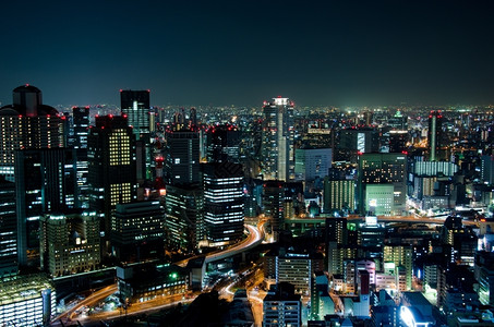 梅田风景优美日本大阪市夜间天际的大阪之夜里灯光照亮晚图片