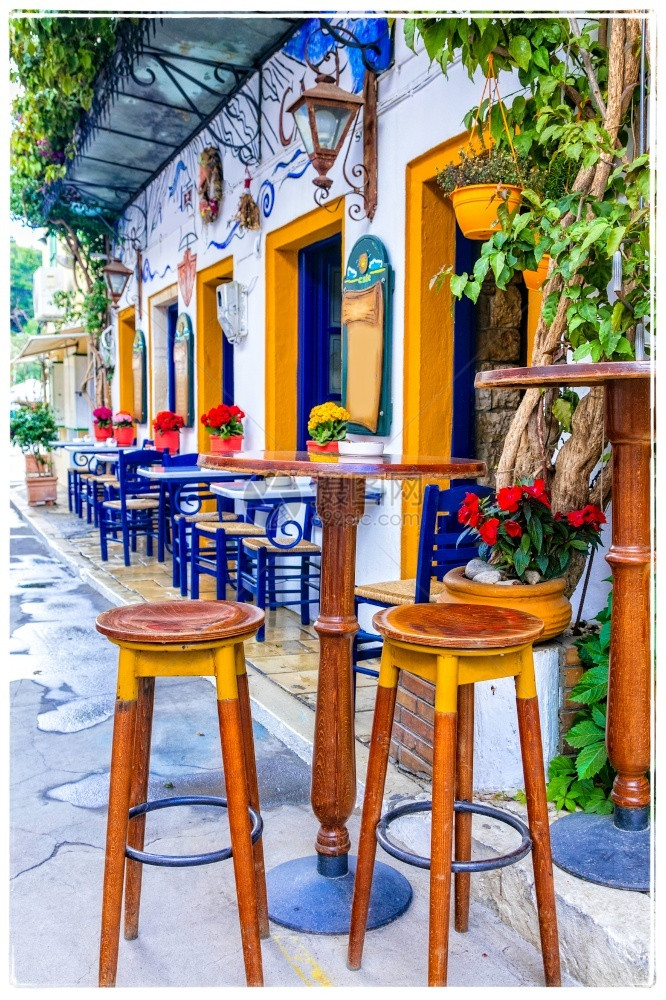 生动传统木制的典型有魅力街道酒吧和希腊平岛的塔文斯图片