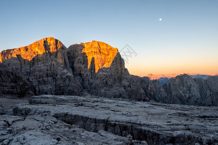 白云岩风景优美日光下布伦塔多洛米特人意大利欧洲旅游图片