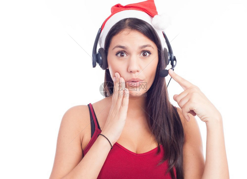 公司的穿着红圣塔帽子的电话市场呼叫中心的圣诞头戴巾妇女在白种背景上微笑着说话服务支持图片