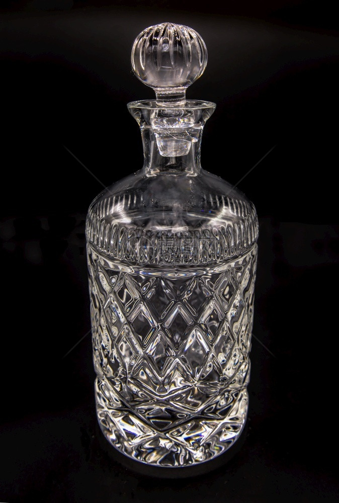 重点空晶除尘器刻有雕用黑色底的玻璃阻塞封闭瓶子古老的图片