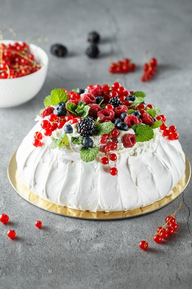 糖吻Pavlova蛋糕加奶油和新鲜的夏莓关闭Pavlova甜点森林水果和薄荷食品摄影库尔德人图片