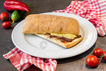 起司皮塔饼有条纹的土耳其吐司加烤肉或土耳其卡武尔马吐司图片