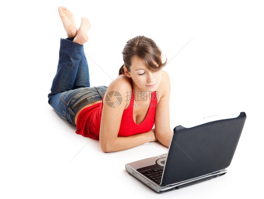 躺在地板上工作用笔记本电脑工作的年轻美女娱乐地面漂亮的图片