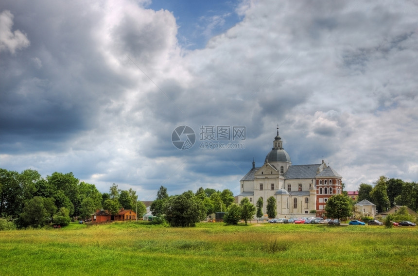 涅斯维日白俄罗Nesvizh城堡附近的法尼教堂云历史的图片