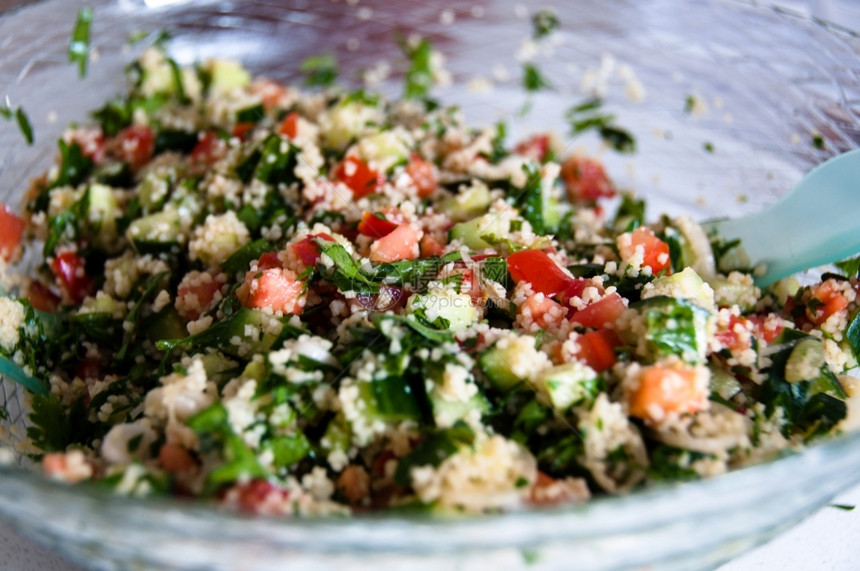 传统阿拉伯菜塔布利沙配有可薄粉西红柿和面食健康梅泽高德纳图片