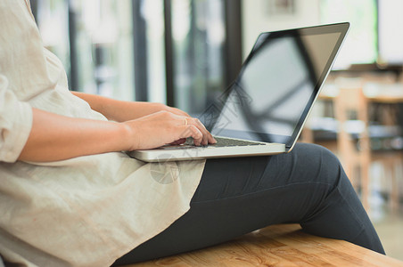 白色的吸引人互联网大学女生坐在笔记本电脑上工作图片