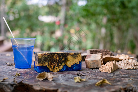 体艺节酒吧蓝色的日志在旧桌艺术背景上自然Afzelia木制的蓝环氧树脂在旧桌艺背景上布立木方体背景