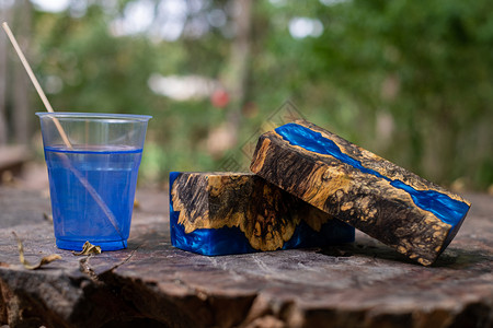 体艺节木材塑料在旧桌艺术背景上自然Afzelia木制的蓝环氧树脂在旧桌艺背景上布立木方体头背景