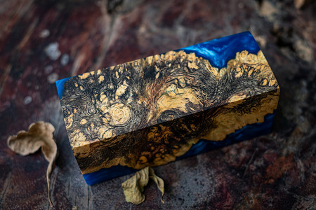体艺节金属的材料投掷在旧桌艺术背景上自然Afzelia木制的蓝环氧树脂在旧桌艺背景上布立木方体背景