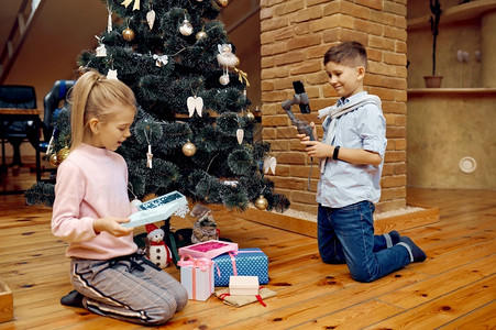 在家直播拆圣诞礼物的孩子图片