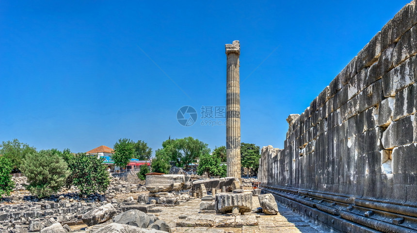 天空晴殖民化土耳其迪马201972土耳其迪马阿波罗神庙的断柱阳光明媚的夏日土耳其迪马阿波罗神庙的柱子图片