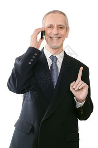 移动的一位英俊商人在手机上微笑给食人者看脸爽朗背景图片