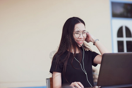 美丽的新冠对话在家工作的亚洲泰籍国妇女图片