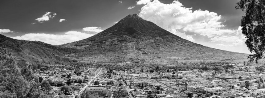 令人惊叹的世界危地马拉安提瓜市的景象中美洲以惊人的黑白灰色与火山在中美洲后方西班牙语图片