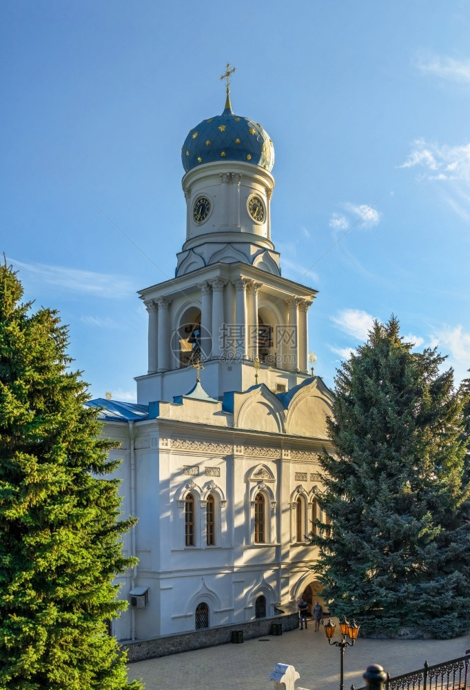 男乌克兰斯维亚托戈尔克07162乌克兰斯维亚托戈尔克修道院领土上的代祷教堂在阳光明媚的夏日早晨斯维亚托戈尔克修道院的代祷教堂门户图片