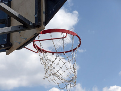 网云篮子星际环和天空背景的球星际环和天空背景的球篮板背景