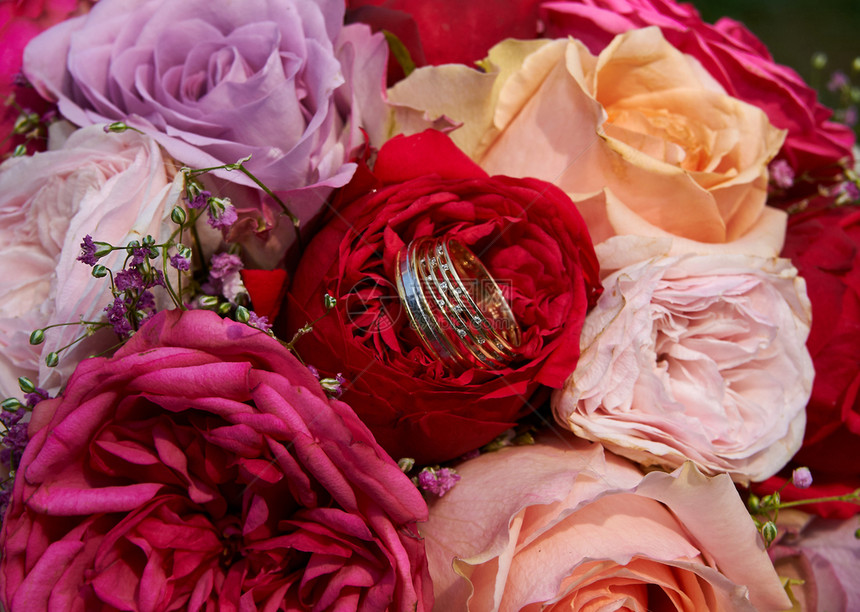 美丽的带有玫瑰和戒指的婚礼花束金子草图片